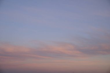 Pembe ve gri gölgeli karamsar akşam gökyüzü