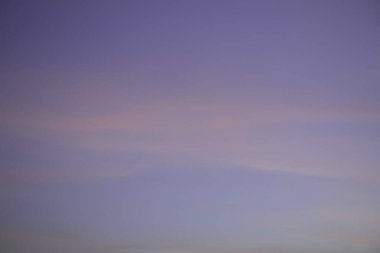 Pembe ve gri gölgeler içinde kasvetli bir akşam gökyüzü