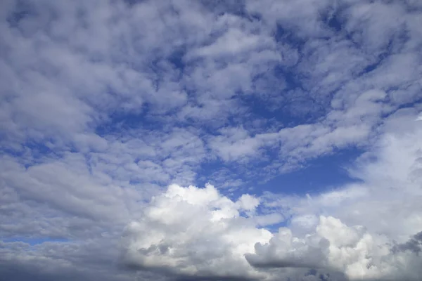 ピンクとグレーの影の雲とムーディー夜の空 — ストック写真