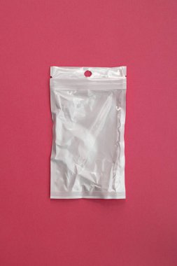 Pembe arka planda şeffaf plastik torba, ilaç konsepti için fermuar kilit