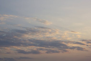 Huysuz gün batımı mavi gökyüzü ve bulutlar