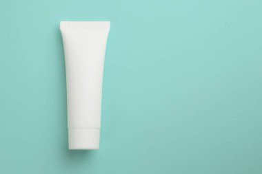 COVID-19 salgını antiseptik içeren sağlık koruma kavramı. Koronavirüsü önlemek için mavi arka planda antiseptik jel ya da dezenfektanlı beyaz tüp