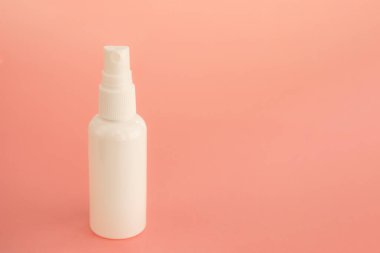 Enfeksiyon önleme konsepti için beyaz şişedeki antibakteriyel spreyi temizliyorum. Önlemek için dezenfektan