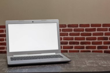 Çatı katındaki boş ekranlı dizüstü bilgisayar.