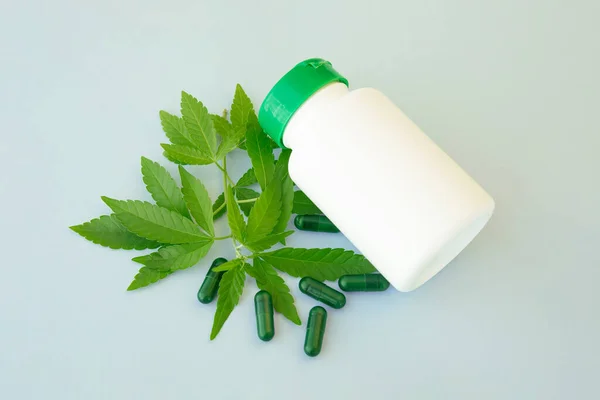 Hojas Cannabis Con Cápsulas Verdes Frasco Blanco Mesa Medicina Alternativa — Foto de Stock