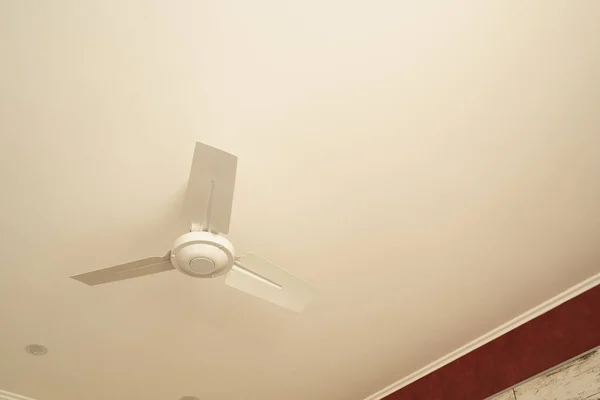 Fehér mennyezeti ventilátor a modern szobában — Stock Fotó