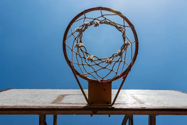 Крупный план открытый винтажный баскетбольный обруч и голубое небо — стоковое фото