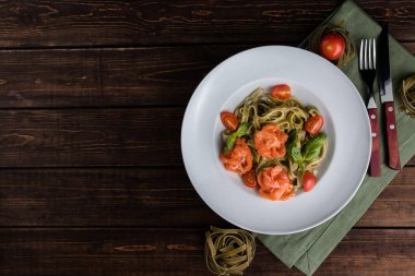 Tagliatelle itakian geleneksel makarnasıyla alabalık yakın çekim...