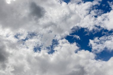 Gökyüzü bulutları, gökyüzü bulutlar ve güneş ışınlarıyla