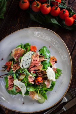 Burrata, parma ve kiraz domates ile Salata confit. Kaşık ve 