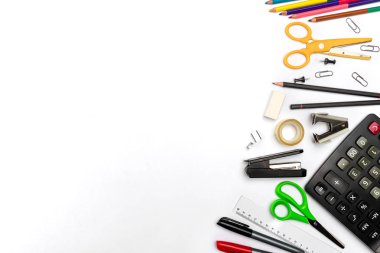 Yaratıcı eğitim ve okula dönüş konsepti. Kopya alanı olan beyaz bir arkaplanda öğrenciler için eşyalar ve malzemeler