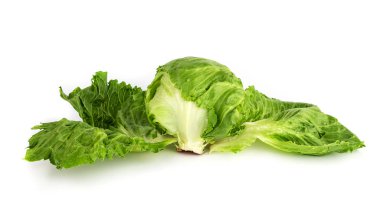 Yakın çekim buzdağı kıvırcık lahana ve beyaz arka planda büyük yeşil salata yaprakları.