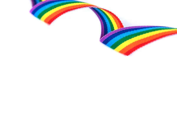 Gay hrdost duha kudrnatá stuha izolované na bílém pozadí. Minimální koncept Lgbt — Stock fotografie