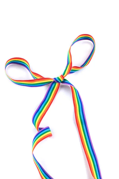 Nastro arcobaleno gay pride come papillon isolato su sfondo bianco. Concetto minimo LGBT — Foto Stock