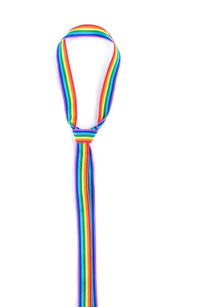 Gay pyšná duhová stuha jako kravata izolovaná na bílém pozadí. Minimální koncept Lgbt — Stock fotografie