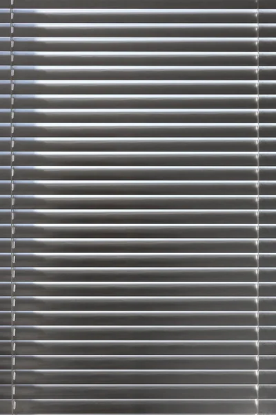 Stängda rullgardiner i aluminium mönster och struktur. Sunblind bakgrund i ämbetet. — Stockfoto