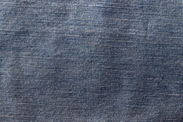 Vista dall'alto della texture jeans denim. Jeans su tela sfondo di colore blu scuro con dettagli — Foto Stock