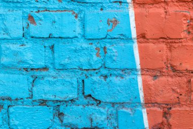 Kırmızı ve mavi renklerle boyanmış eski tuğla duvar arkaplan deseni.