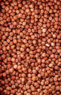 Arkaplan dokusu için kabuksuz soyulmuş fındık yığını, üst görünüm, metin için kopyalama alanı