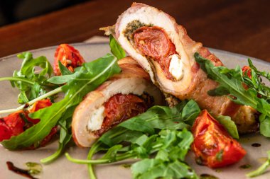 Restoranda bej tabakta fırında domates ve yeşil roka ile makro-manzaralı köfte.