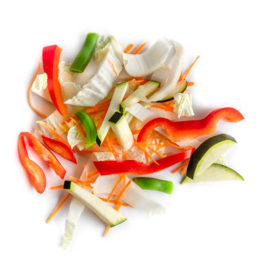 Renkli taze sebze karışımı, yeşil fasulye, kabak, kırmızı biber, beyaz arka planda izole edilmiş lahana.