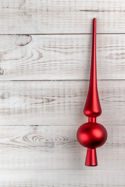 Composition plate minimaliste avec plateau rouge pour arbre de Noël sans décorations de Noël sur fond blanc en bois, vue du dessus, espace de copie — Photo