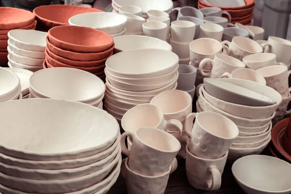 Seramik kaseler, tabaklar, kupalar, kil el yapımı ürünler tencereler çömlekçinin stüdyosundaki fırınlarda pişirilmeyi bekliyor. — Stok fotoğraf
