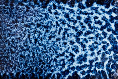 Seramik tabakların yüzeyindeki mavi soyut desen leopar desenli kürk üzerinde benzer, kopya alanı ile biçimlendirilmiş doku.
