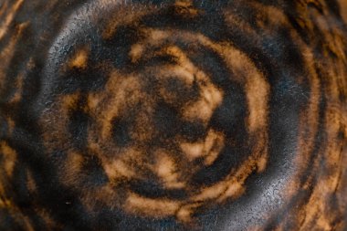 Seramik tabakların yüzeyindeki altın soyut desen yabankedisi ya da kaplan kürkünde benzer, baskı sanatı stilize arka plan dokusu kopya alanı ile