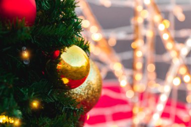 Işıklı Noel ve Yeni Yıl dekorasyonları, Bokeh 'li arka plan ve tatil konsepti