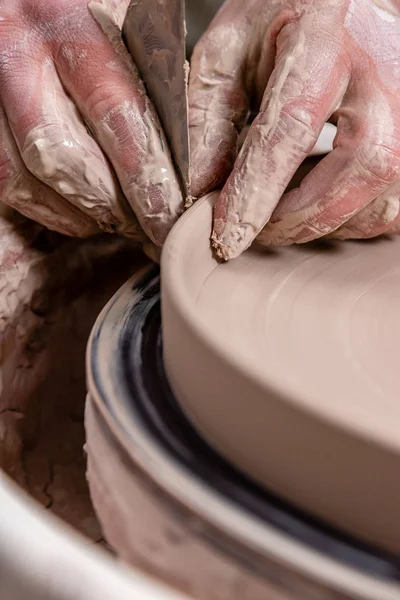 Ceramista fare una ciotola di argilla bianca sul cerchio ruota del vasaio in studio, concetto di creatività e arte, foto orizzontale — Foto Stock