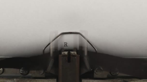 特写打字用一张纸重新打上一个老牌子的老式打字机 — 图库视频影像