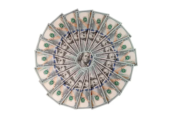 Zbliżenie gotówki sto dolarów amerykańskich jako koła, w centrum płaskich świeckich kompozycji jest portret prezydenta Franklina, koncepcja biznesu odizolowany na białym tle, widok z góry — Zdjęcie stockowe