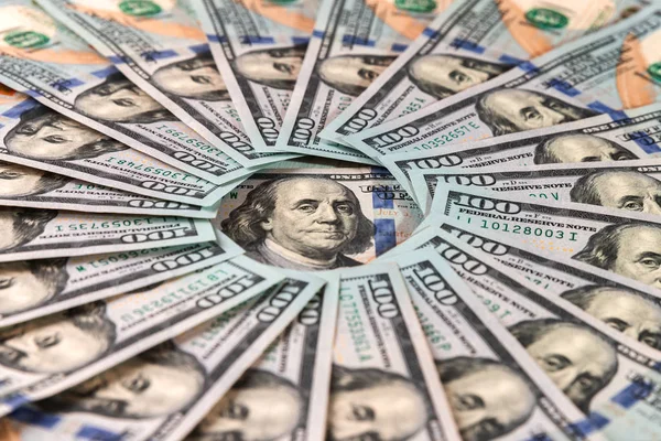 Close-up de dinheiro cem dólares americanos como um círculo, no centro da composição flat lay é um retrato do presidente Franklin, conceito de negócios e finanças, vista lateral, foco seletivo — Fotografia de Stock