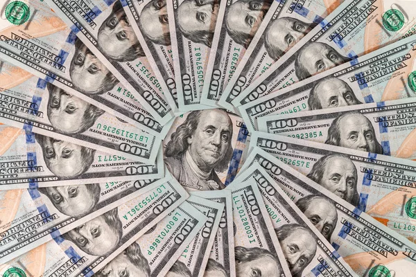 Close-up de dinheiro cem dólares americanos como um círculo, no centro da composição flat lay é um retrato do presidente Franklin, conceito de negócios e finanças, vista superior — Fotografia de Stock