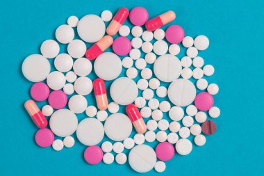 Farklı renklerde ilaç hapları, haplar, kapsüller, fotokopi alanı olan uyuşturucu kullanımı konsepti, üst görünüm.