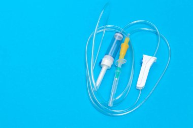 Damardan enjeksiyon sistemi mavi arka planda damlatıcı iğnesi ile fotokopi alanı, sağlık konsepti, üst görünüm