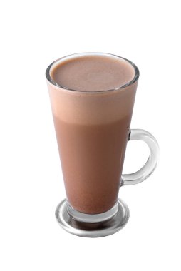 şeffaf bardakta espresso, sütlü, kremalı ve soslu kahve beyaz arka planda izole edilmiş, yaz içeceği menüsü ve restoran şablonu.