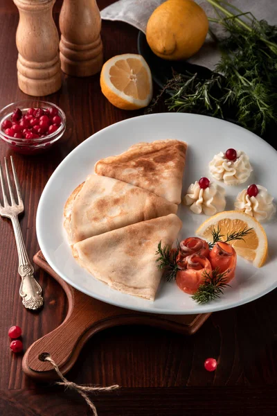 Pannkakor Med Röd Fisk Citron Och Tranbär Vit Tallrik Bord — Stockfoto