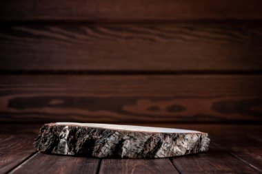 Ağaç gövdesinin yan görünüm kesiti ahşap masa üzerinde, arkaplana bir öge eklemek için şablon