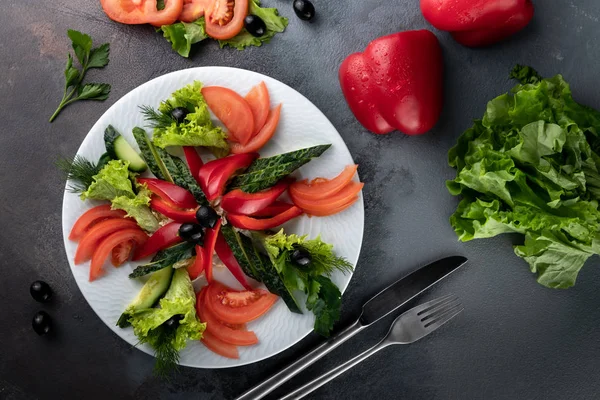 Tomate Poivron Tranches Concombre Laitue Thym Sur Assiette Blanche Servi — Photo