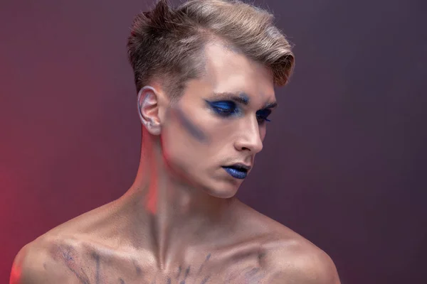 Portrait Jeune Homme Avec Maquillage Beauté Professionnel Cheveux Blonds Volants — Photo