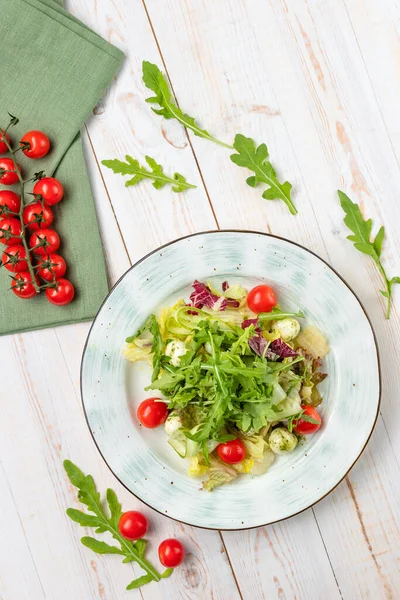 Salada Legumes Saudável Com Queijo Tomate Cereja Menu Almoço Restaurante — Fotografia de Stock