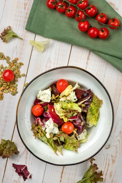 Ensalada Verduras Saludables Ecológicas Con Queso Pimienta Semillas Calabaza Tomates — Foto de Stock