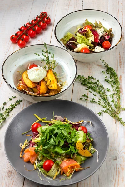 Ensemble Trois Assiettes Avec Salade Légumes Aliments Sains Pour Suivre — Photo