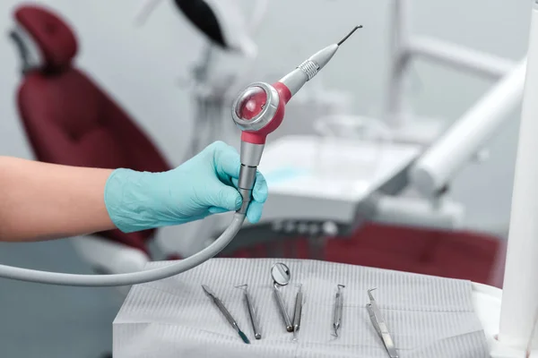 Mano Femenina Del Dentista Guantes Azules Sosteniendo Herramienta Chorro Arena —  Fotos de Stock