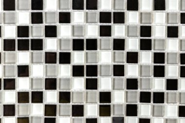 Banyo için beyaz, gri ve siyah seramik mozaik duvar kiremitleri, fotokopi alanı için soyut arkaplan, üst görünüm