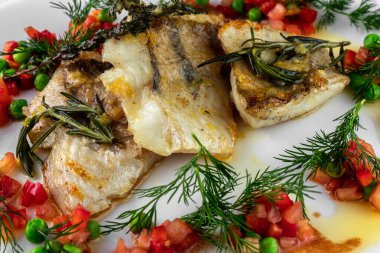 Bir restoranda zander, biberiye, kekik, limon ve sebze filetosu.