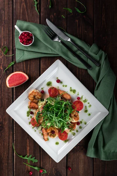 Salada Camarão Rei Com Tomates Rúcula Toranja Uma Mesa Madeira — Fotografia de Stock