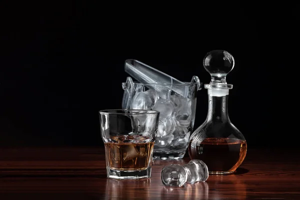 Kristallen Decanter Karaf Van Whisky Glas Met Alcoholische Drank Ijsemmer — Stockfoto